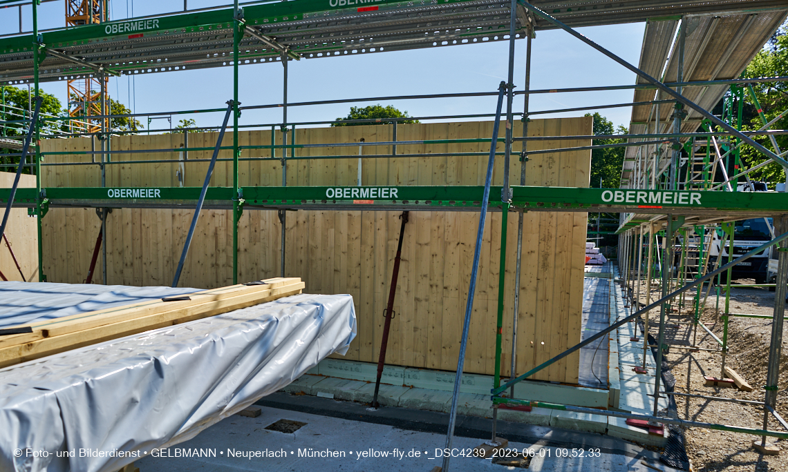 01.06.2023 - Neue Holzwände für das Haus für Kinder in Neuperlach in München